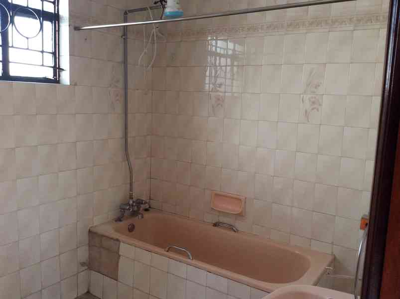 Washroom (bath tubs available)